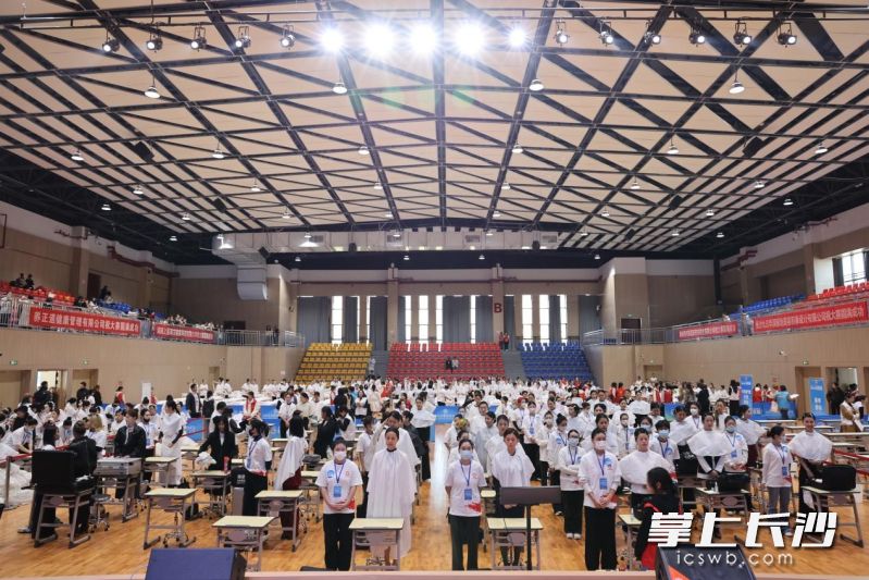 第27屆湖南省發(fā)型美容美甲技能競賽現場。 均為長沙晚報通訊員王磊攝