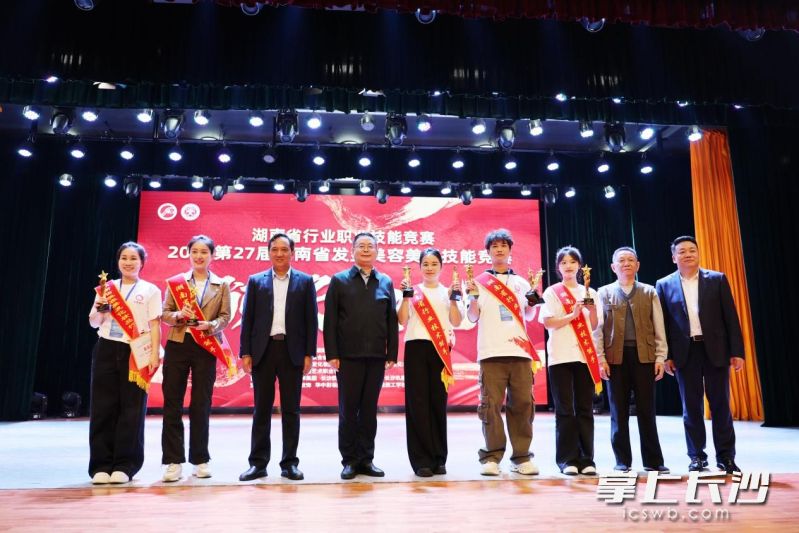 為全能冠軍選手頒發(fā)“全能第一證書”。