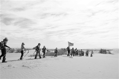清瀾山學校學生在研學旅行途中穿越沙漠.jpg 清瀾山學校學生在研學旅行途中穿越沙漠.jpg